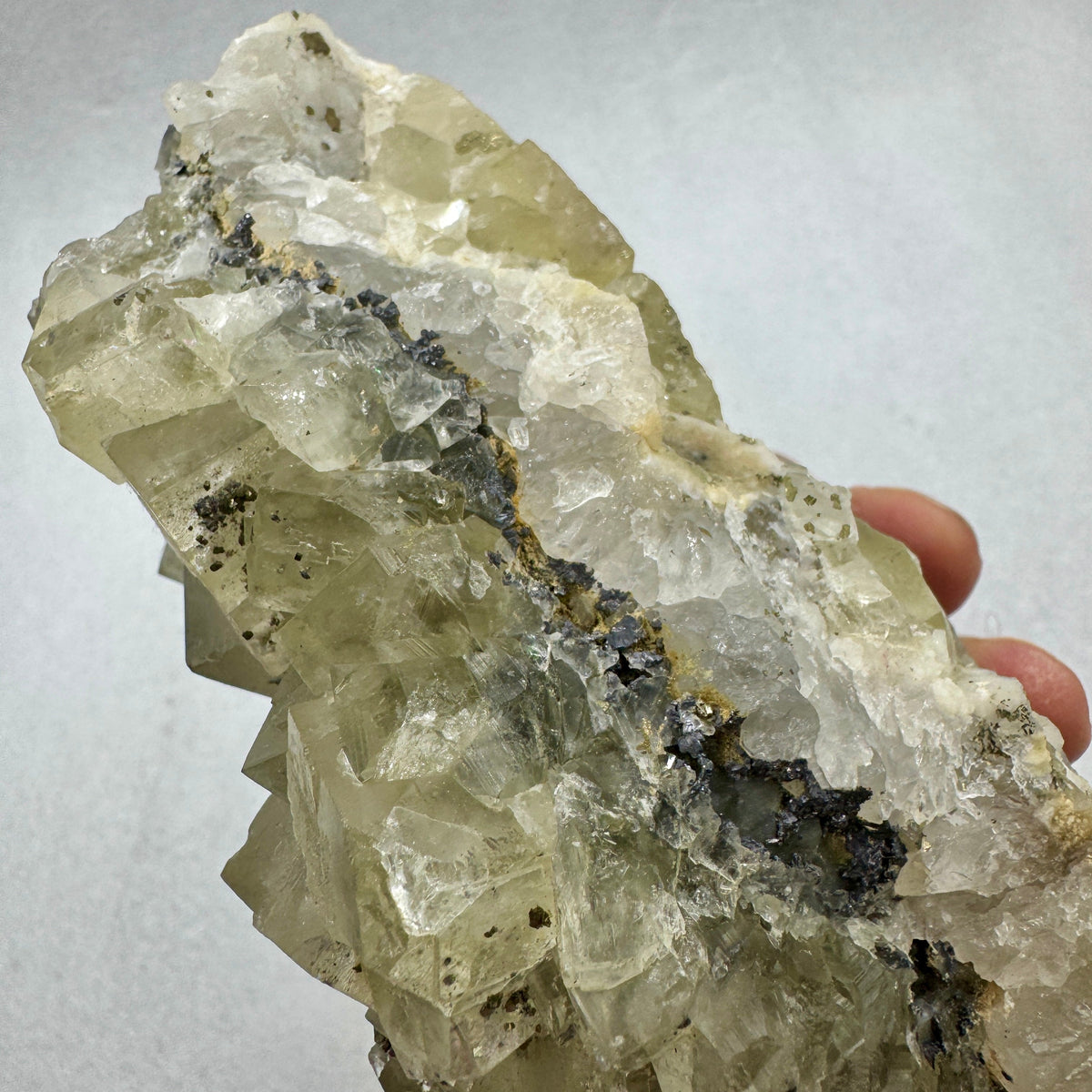 Fluorita cúbica grupo con pirita y galena Munay Minerales Mallorca
