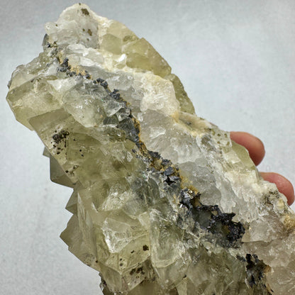 Fluorita cúbica grupo con pirita y galena Munay Minerales Mallorca