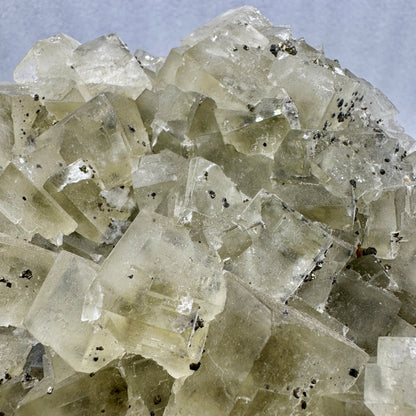 Fluorita cúbica grupo con pirita y galena Munay Minerales Mallorca