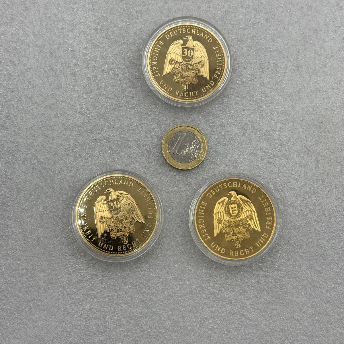 Medallas de cobre dorado color oro coleccionables Munay Minerales Mallorca
