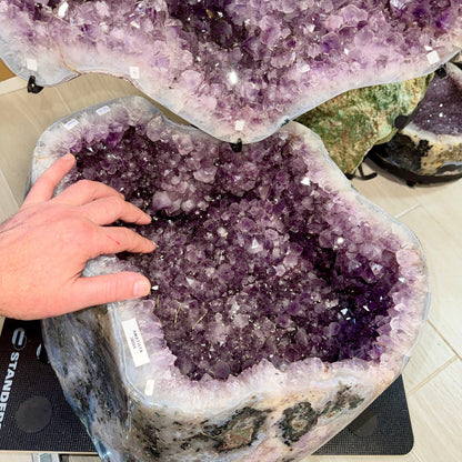 Geoda de amatista completa 76 kg. joyero gigante Munay Minerales Mallorca