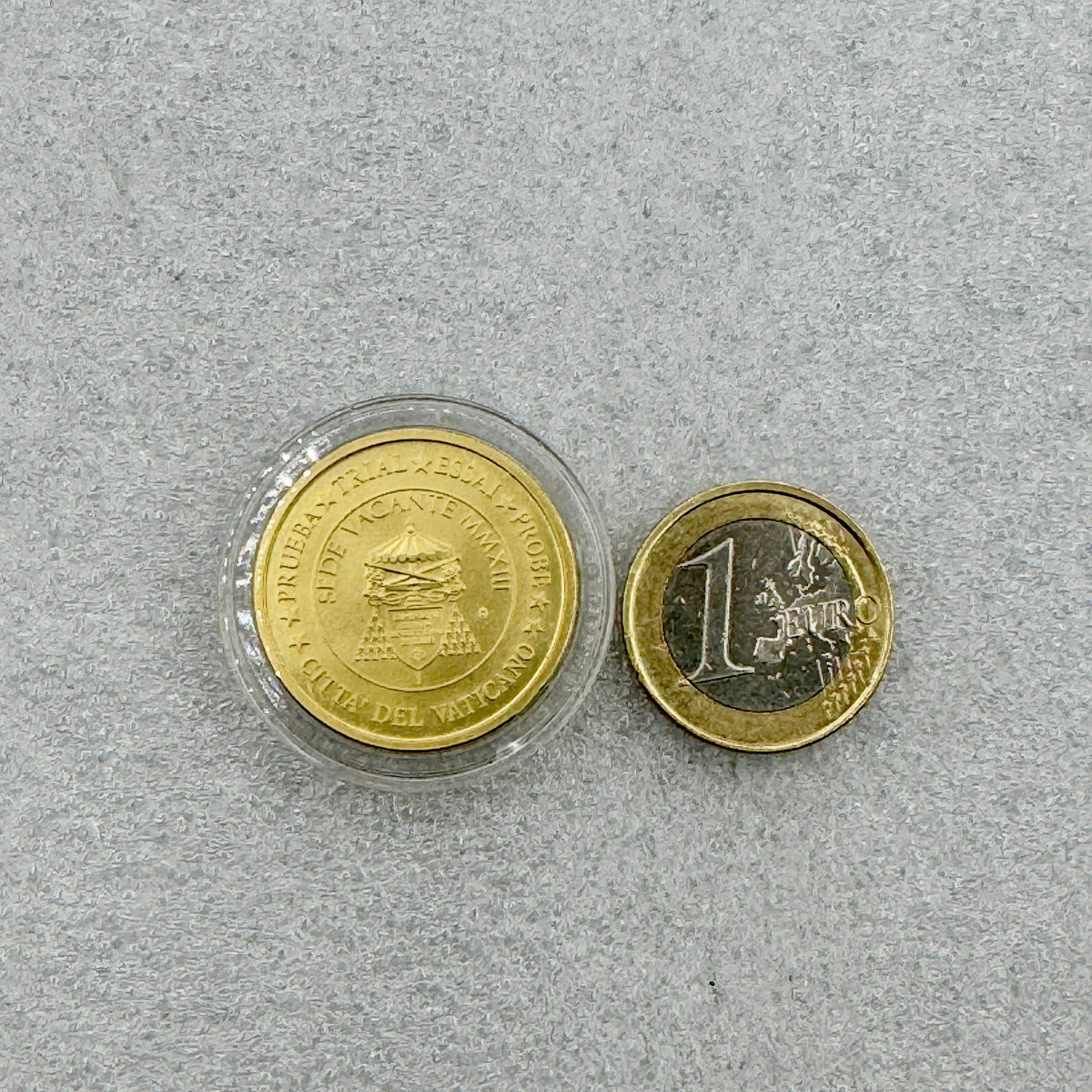 Medalla Vaticano en cobre color oro Munay Minerales Mallorca