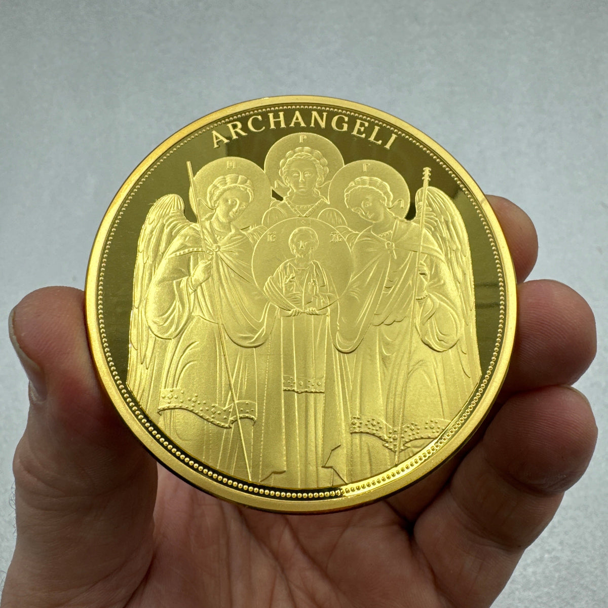 Medalla color oro Arcángeles con granate rojo Munay Minerales Mallorca