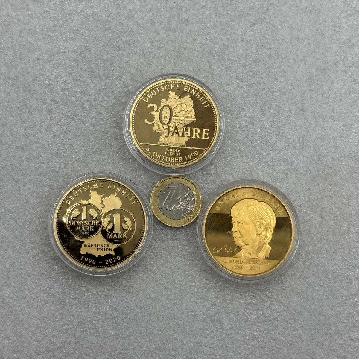 Medallas de cobre dorado color oro coleccionables Munay Minerales Mallorca
