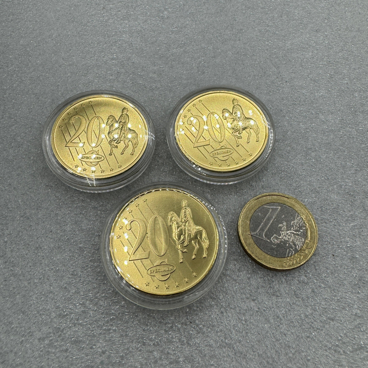 Monedas de ensayo del Vaticano y Finlandia en cobre dorado Munay Minerales Mallorca
