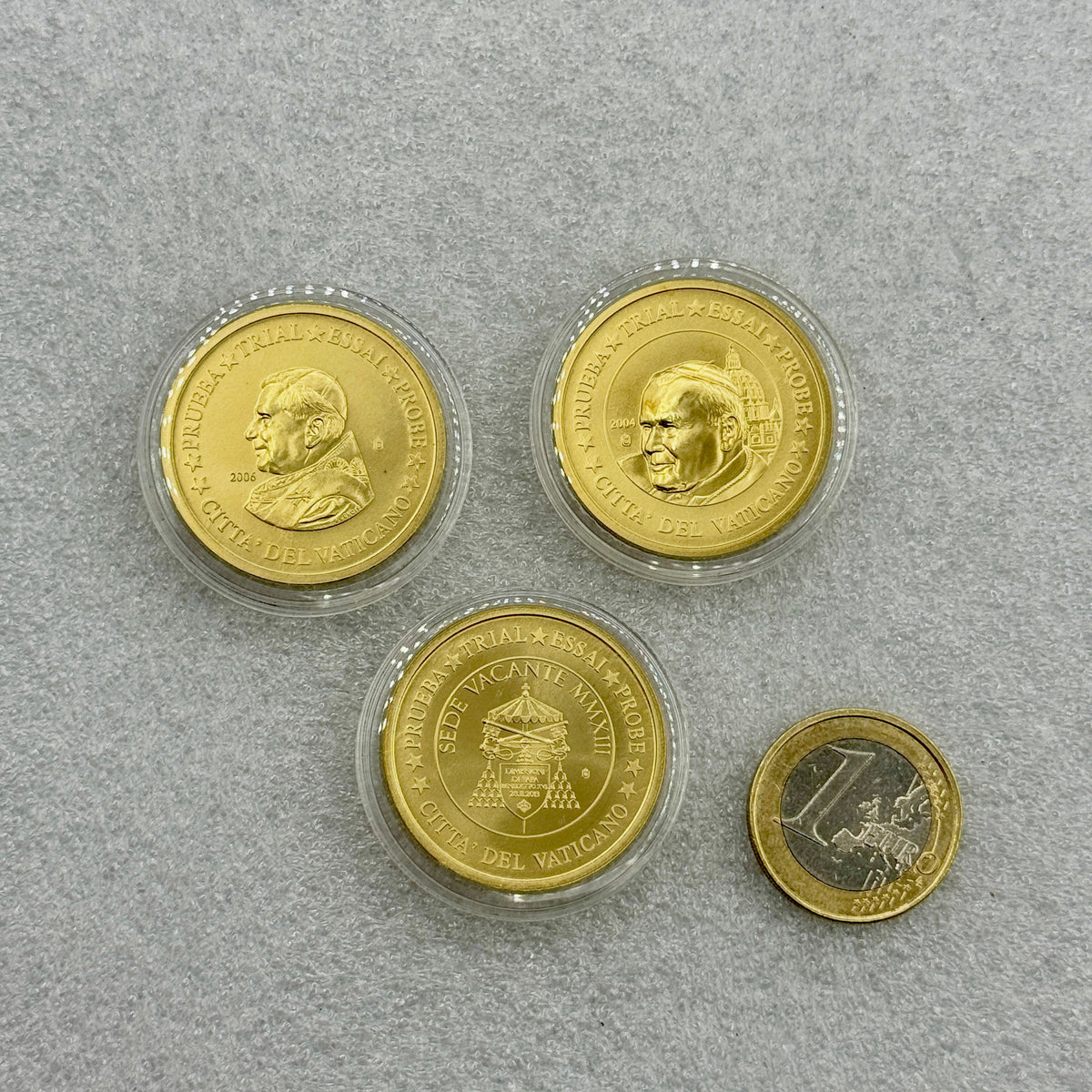Monedas de ensayo del Vaticano y Finlandia en cobre dorado Munay Minerales Mallorca