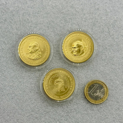 Monedas de ensayo del Vaticano y Finlandia en cobre dorado Munay Minerales Mallorca