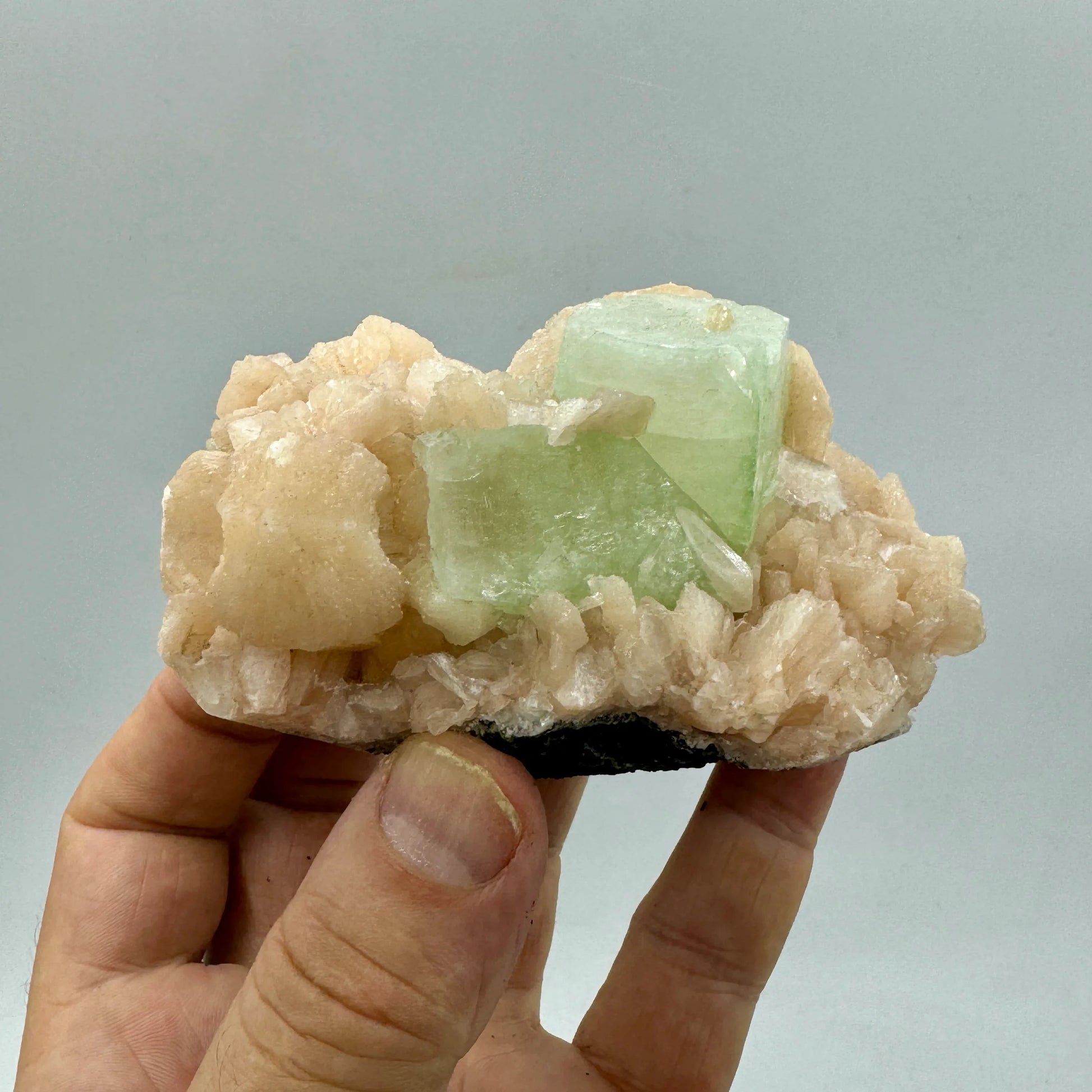 Apofilita verde con estilbita Munay Minerales Mallorca - MUNAY MINERALES MALLORCA