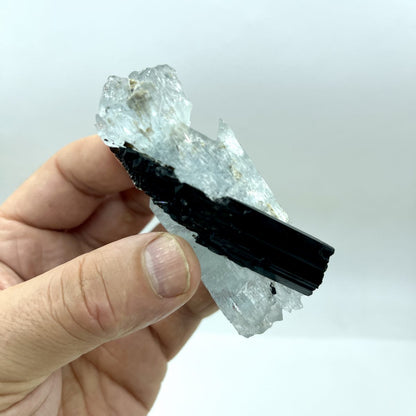 Aguamarina con turmalina negra