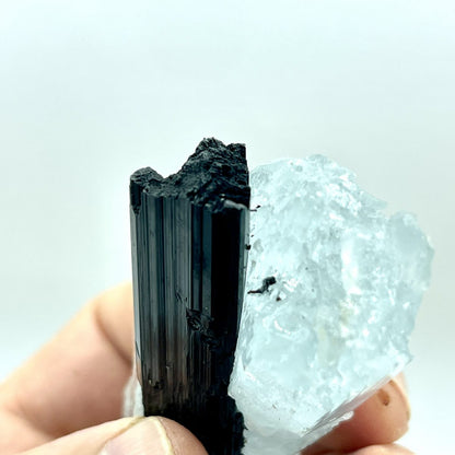 Aguamarina con turmalina negra