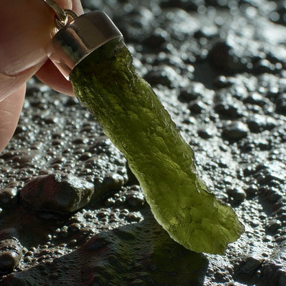 Moldavita tectita impactita colgante plata de ley - MUNAY MINERALES MALLORCA