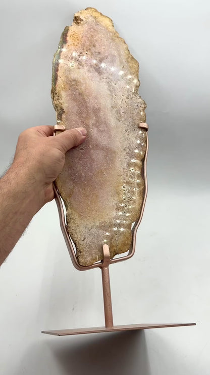 Amatista rosa en base metálica 3,8 kg.