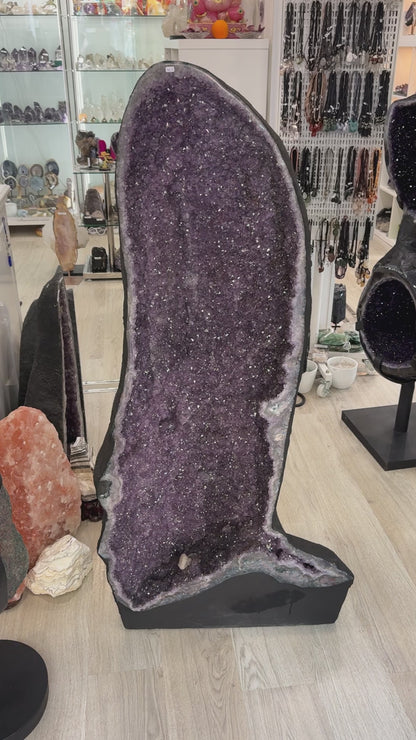 Amethyst geode 142 kg. (Consult price)