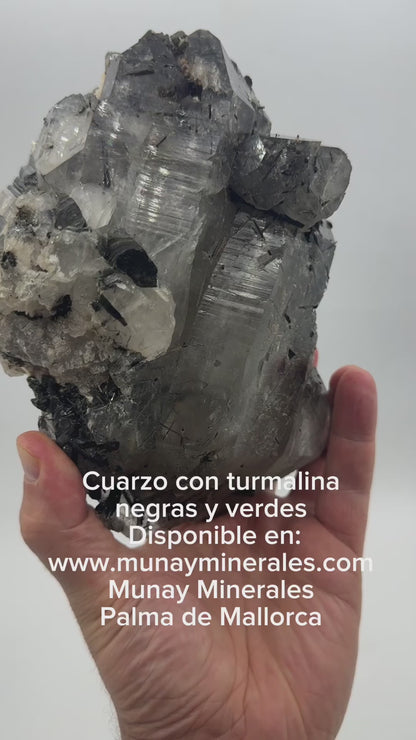 Cuarzo con turmalinas negras y verdes 3 kg.