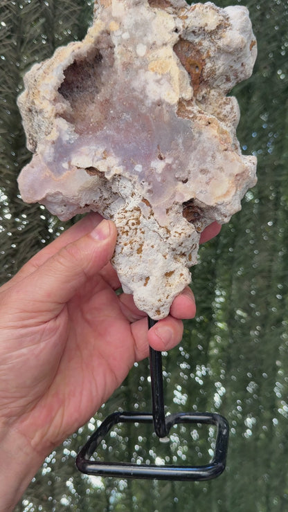 Amatista rosa en base metálica 1,3 kg.