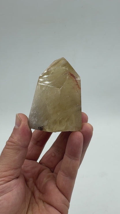 Citrino natural pulido 245 g.