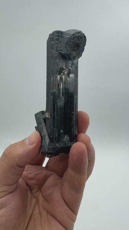 Turmalina azul y verde con mica