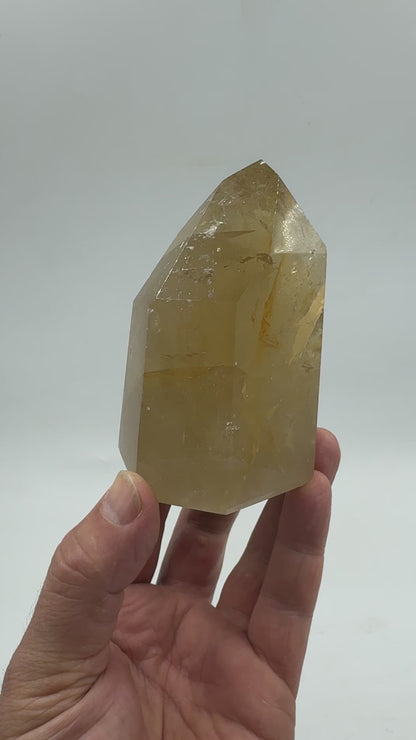 Citrino natural pulido 551 g.