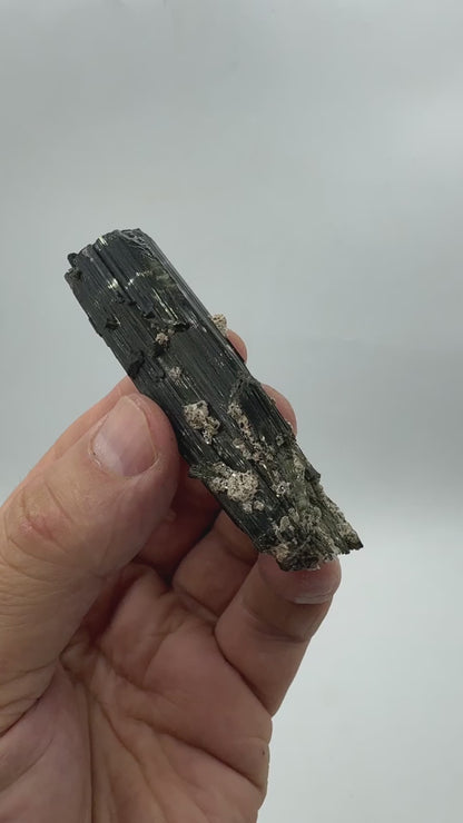 Turmalina verde con mica Munay Minerales Mallorca