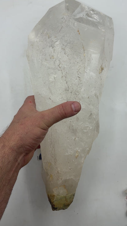 Cuarzo maestro lemuriano Arcoíris  10,5 kg. con base metálica