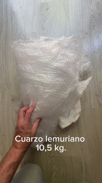 Cuarzo maestro lemuriano Arcoíris  10,5 kg. con base metálica