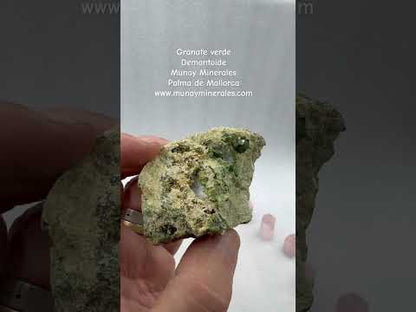 Grupo granate verde demantoide en matriz