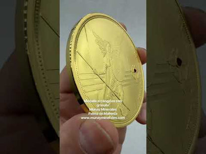 Medalla color oro Arcángeles con granate rojo