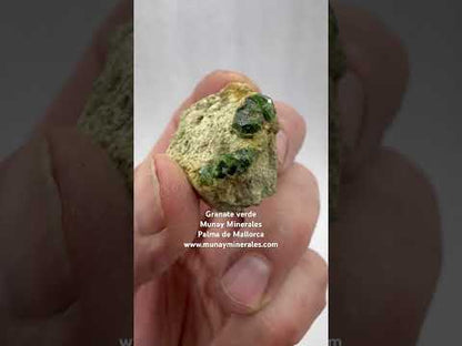 Grupo granate verde demantoide en matriz