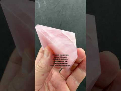 Pirámide de cuarzo rosa
