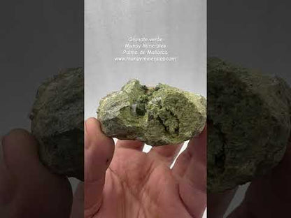 Grupo granate verde demantoide en matriz