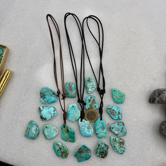 Turquesa colgantes en cordón - MUNAY MINERALES MALLORCA